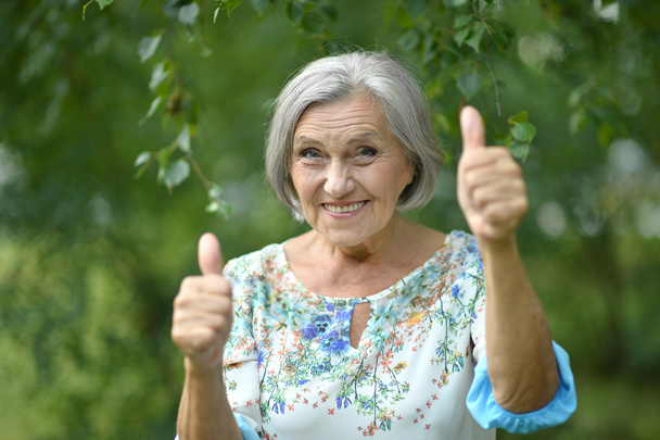 Senior woman showing thumbs up - Φωτογραφία, εικόνα