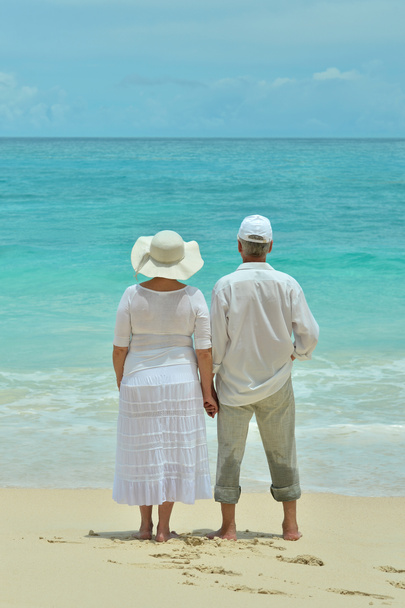 pareja de ancianos descansan en resort tropical
 - Foto, Imagen