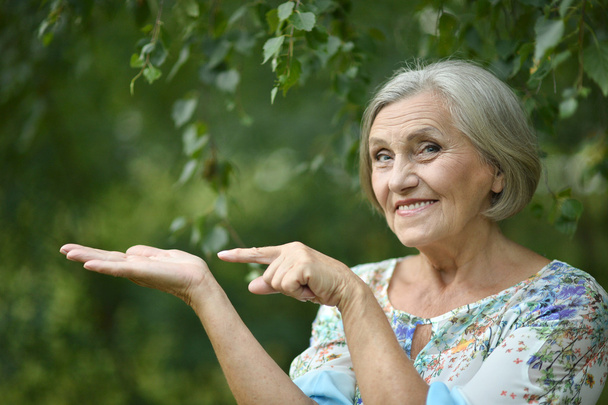 Older woman pointing - Zdjęcie, obraz