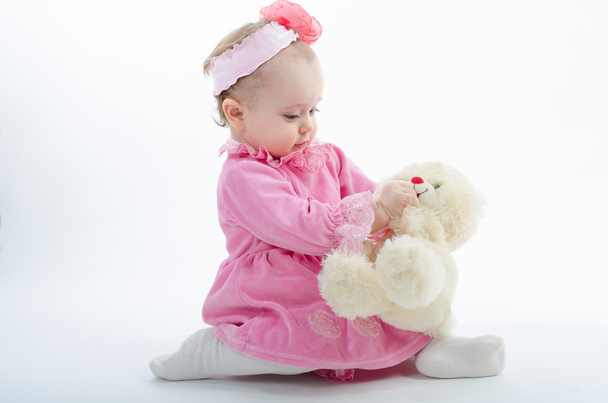 bebê com um brinquedo macio
 - Foto, Imagem