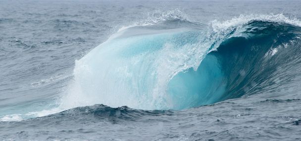 Rompiendo olas
 - Foto, imagen