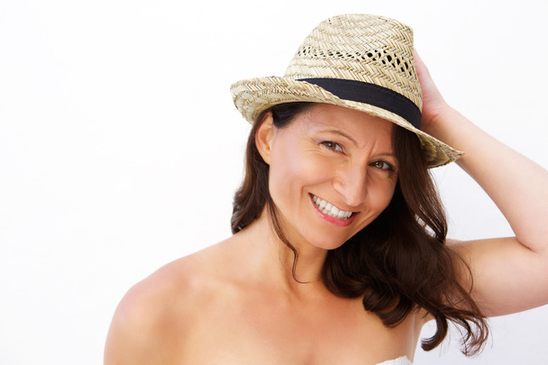 Привлекательная женщина средних лет, улыбающаяся в шляпе летнего стиля
 - Фото, изображение