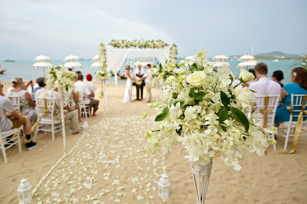 ビーチ結婚式の美しい花とインテリアのソフト フォーカス - 写真・画像