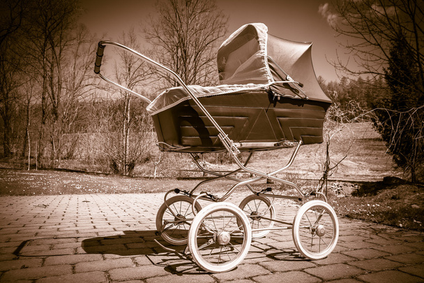 Детская коляска в стиле ретро на открытом воздухе в солнечный день, фильтр сепии
 - Фото, изображение