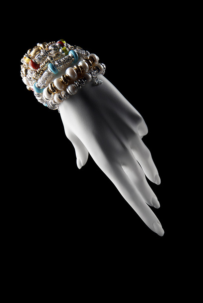 Modell fehér kéz karkötő - Fotó, kép