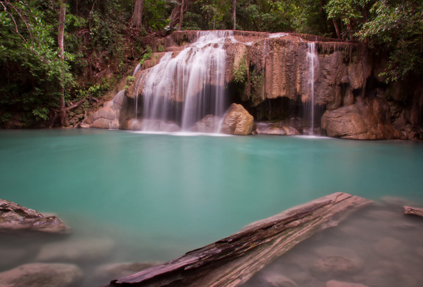 深い森エラワン国立公園の滝カンチャナブリ、タイ. - 写真・画像