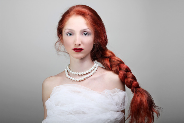 Hermosa mujer joven con novia de pelo rojo
 - Foto, Imagen