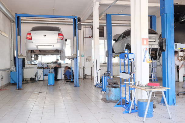 Interior of a car repair station in Kaluga - Foto, Imagen