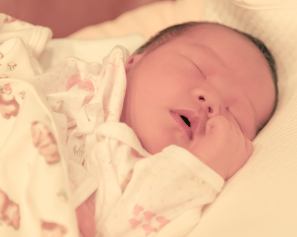 彼女の顔のクリーミーな音に焦点を当てたのベッドの上のアジアの赤ちゃん女性睡眠  - 写真・画像