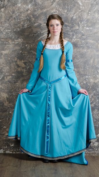 Mavi elbiseli genç ve güzel kadın portresi - Fotoğraf, Görsel