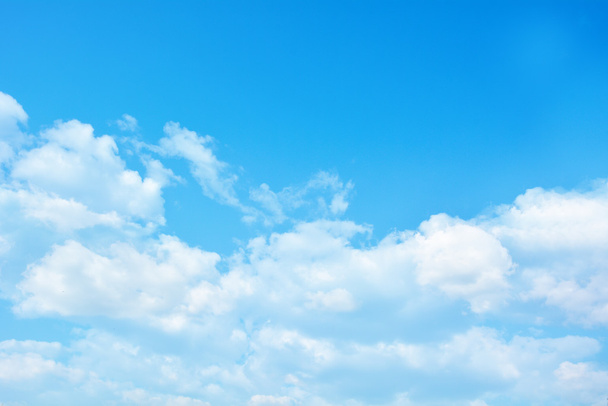 błękitne niebo z chmurami - Zdjęcie, obraz
