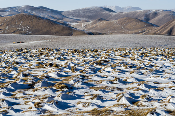 Paysage enneigé sur un col de montagne tibétain de haute altitude
 - Photo, image