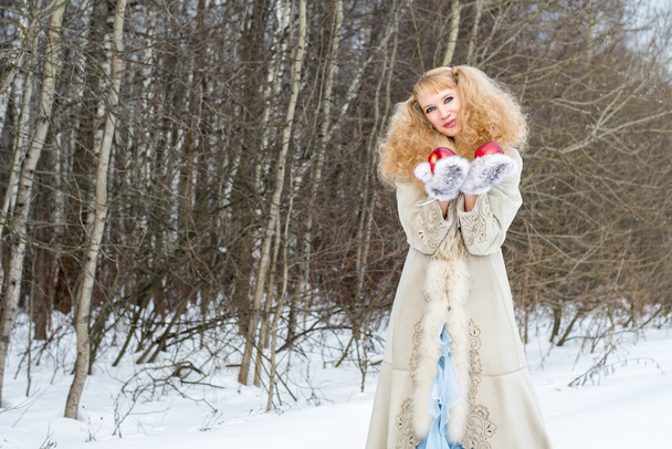 İçtenlikle gülümseyen bir kış ormanda genç kadın - Fotoğraf, Görsel