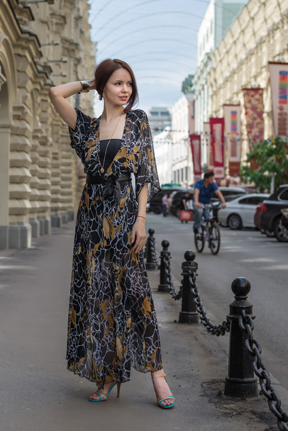 Encantadora mujer sensual en ropa elegante de moda en una calle de la ciudad
 - Foto, imagen