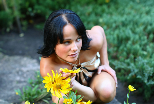 Сексуальна модель в парку з квітами
 - Фото, зображення