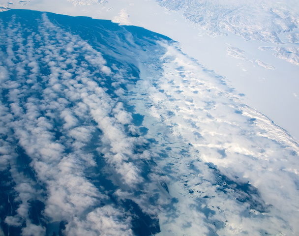 Letecký pohled na pobřeží Grónska zataženo - Fotografie, Obrázek
