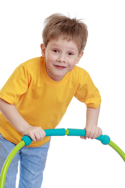 Engraçado menino brincando com um aro
 - Foto, Imagem