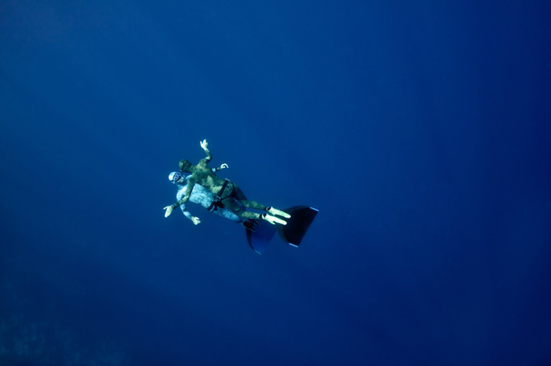 De romantische gelijktijdige vrije duik in de diepte - Foto, afbeelding