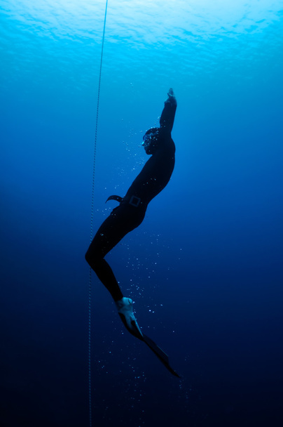 Freediver kimozdul a mélység - Fotó, kép