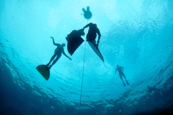 Freediving opleiding in de diepte van Blue Hole - Foto, afbeelding