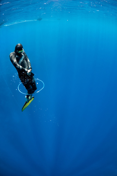 Freitaucher versucht durch den Blasenluftring zu schwimmen - Foto, Bild