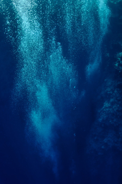 Podnoszenie podwodne pęcherzyki w błękitne morze - Zdjęcie, obraz