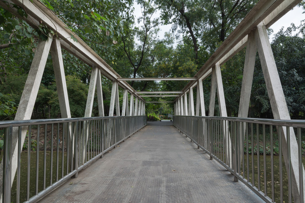 Le pont en acier
 - Photo, image