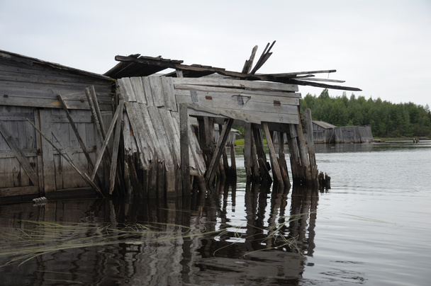 Заброшенные и сломанные документы в озере
 - Фото, изображение