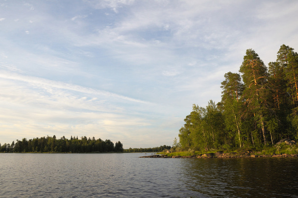 Mooie bos, lake en enorme keien - Foto, afbeelding
