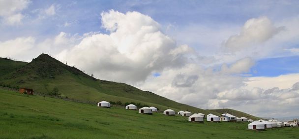 Mongolski jurty w pobliżu Ullaanbaator w Mongolii - Zdjęcie, obraz