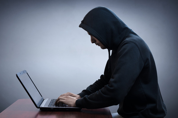 Hacker robando datos de la computadora
  - Foto, imagen