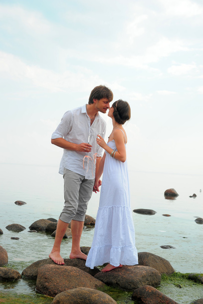 Romantic Couple Holding Hands & Kissing On A Beach - Fotoğraf, Görsel