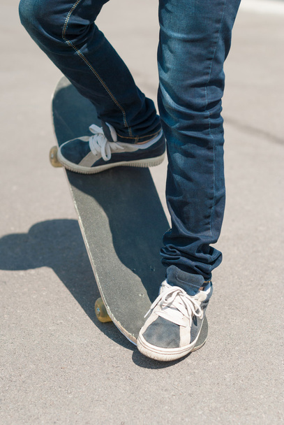 Skateboarder jumping on a skateboard - Foto, Imagen