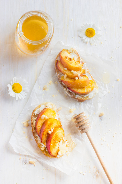 bruschetta with ricotta, grilled peach and honey - Φωτογραφία, εικόνα