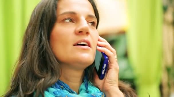 Kobieta, rozmowy na telefon komórkowy, steadycam strzał - Materiał filmowy, wideo