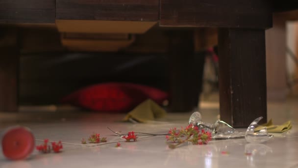 Sklenice na víno a červené květy spadlo na zem - Záběry, video