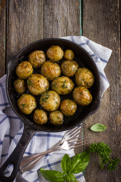 Oven Baked potatoes with herbs  - Foto, afbeelding