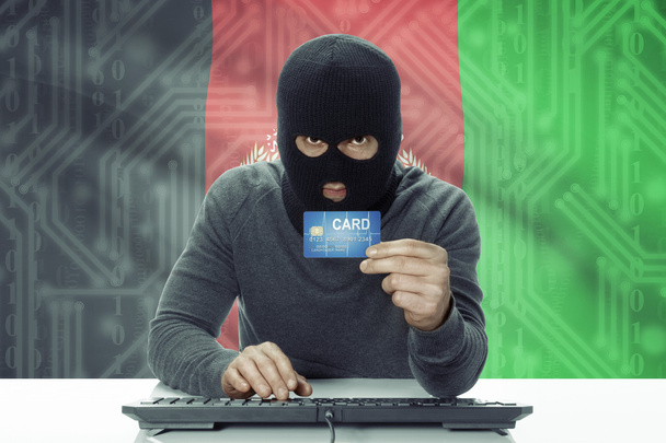 Hacker de piel oscura con bandera sobre fondo con tarjeta de crédito - Afganistán - Foto, imagen