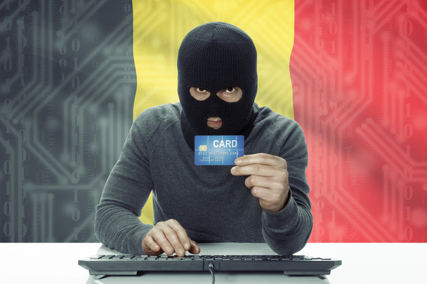 Hacker de piel oscura con bandera sobre fondo con tarjeta de crédito - Bélgica - Foto, imagen