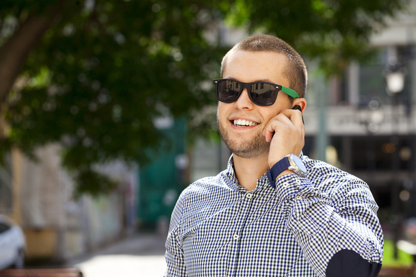 Szczęśliwy młodych mężczyzn kontakt telefoniczny - Zdjęcie, obraz