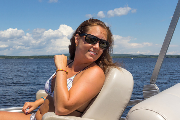 Vrouw op vakantie op een boot-portret - Foto, afbeelding