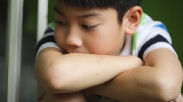 Üzüntü Asyalı çocuk oturup ve depresif, Tilt kamera kadar - Video, Çekim