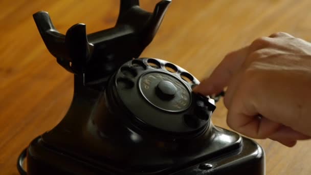 Vintage fekete telefon - ember tárcsázza - Felvétel, videó