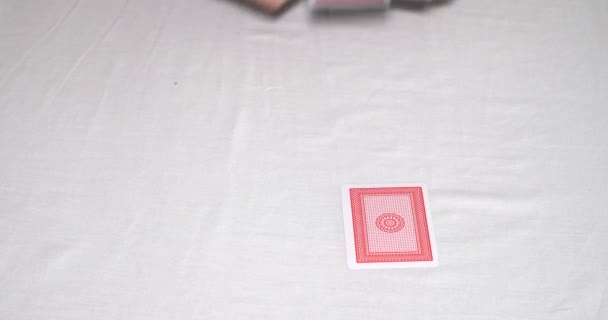 Handen op een pokertafel schuifelen een dek van kaarten en behandeling - Video