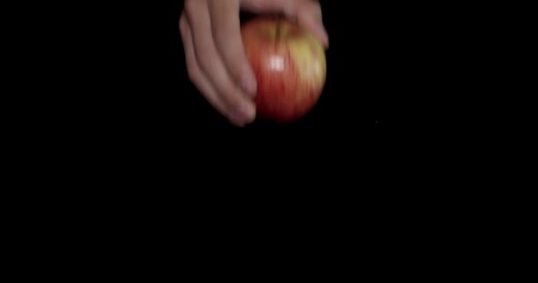 Apfel auf den schwarzen Tisch gelegt - Filmmaterial, Video