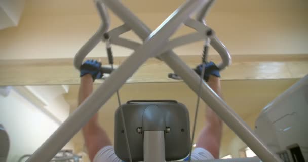 Übungen an einem Gewichtheben-Gerät - Filmmaterial, Video
