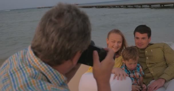 Λήψη φωτογραφιών της οικογένειας στη θάλασσα ακτή - Πλάνα, βίντεο