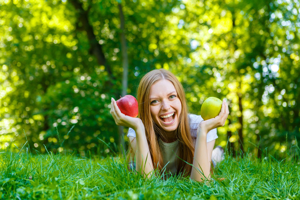 Beautiful smiling red-haired young woman - Valokuva, kuva