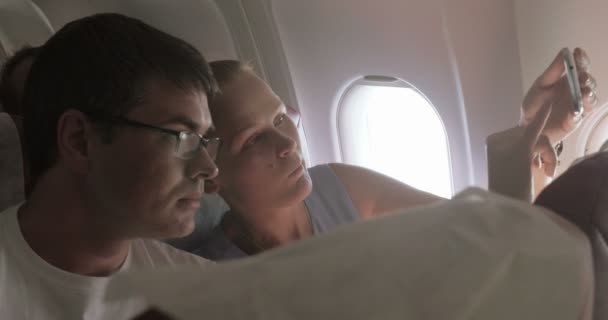 Párek s selfie v letadle - Záběry, video