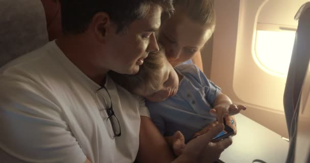 Dziecko z rodzicami podróżujących samolotem - Materiał filmowy, wideo
